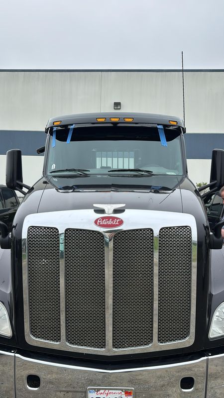 Peterbilt semi-truck windshield replacement — commercial fleet service Bellevue